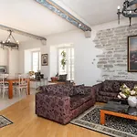 Dream Stay - Historical 3-Bedroom Apartment With Sauna & Fireplace